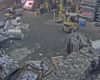 Un ouvrier d'usine jette des déchets dans une fonderie et se prend un grand risque