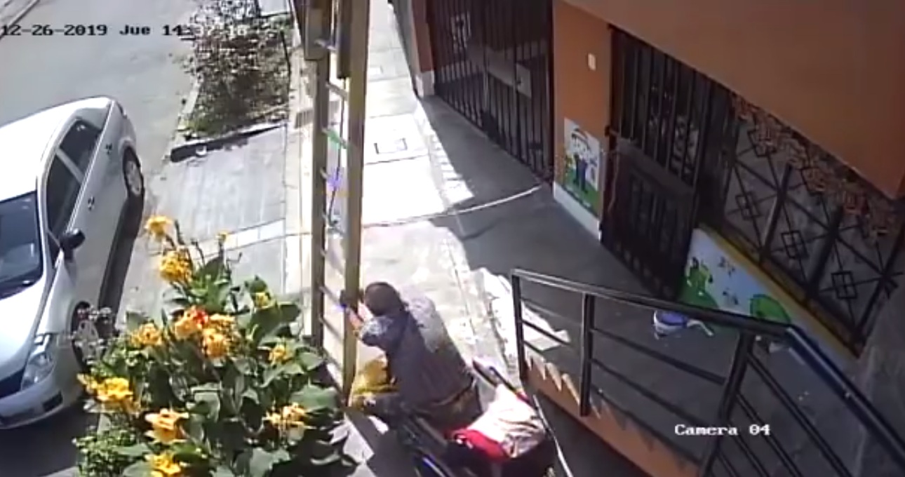 Un vieil homme en fauteuil roulant provoque la chute d'un peintre du haut d'une échelle