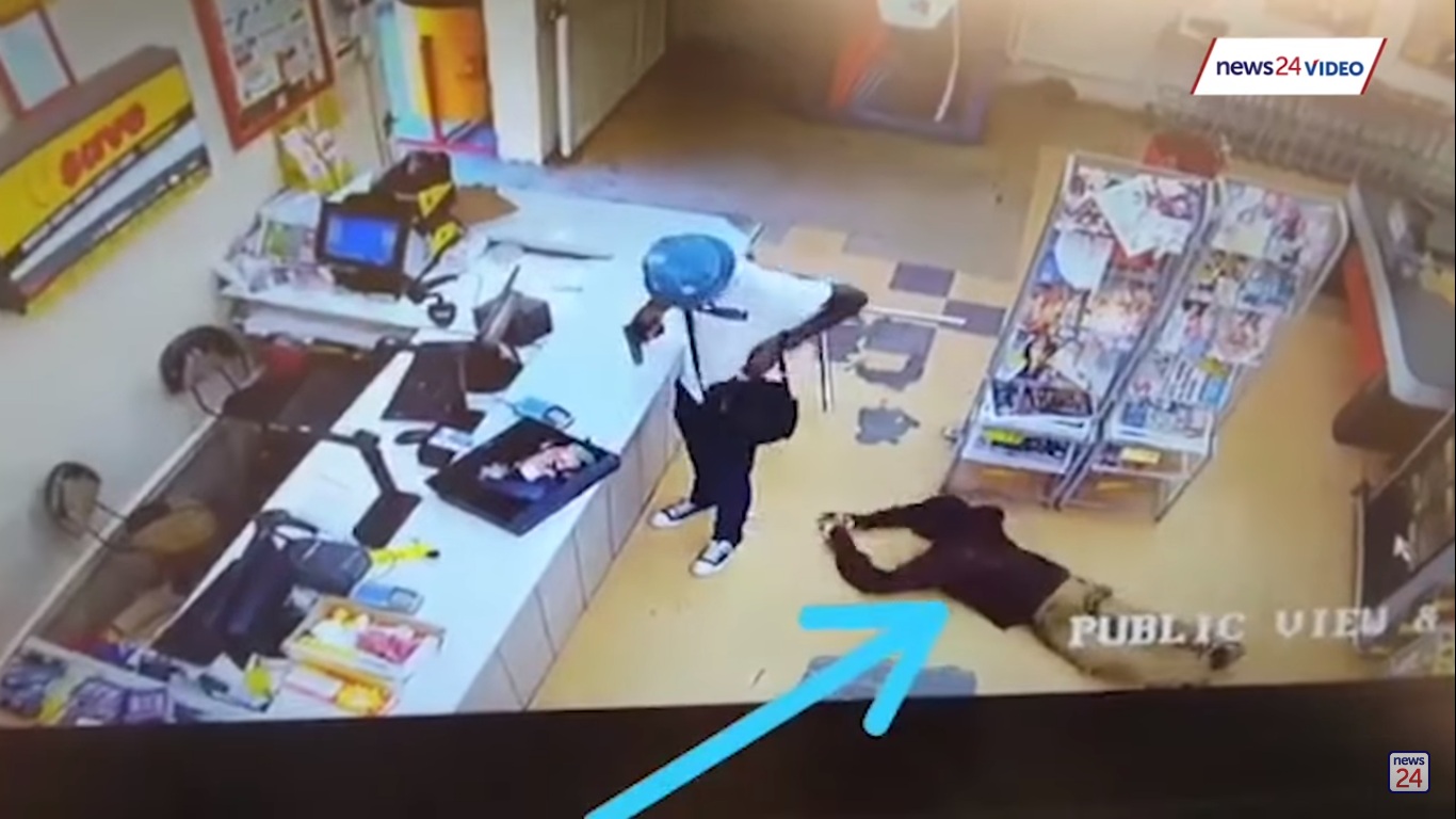Un voleur à main armée se fait voler à son tour par un client lors d'un braquage d'épicerie