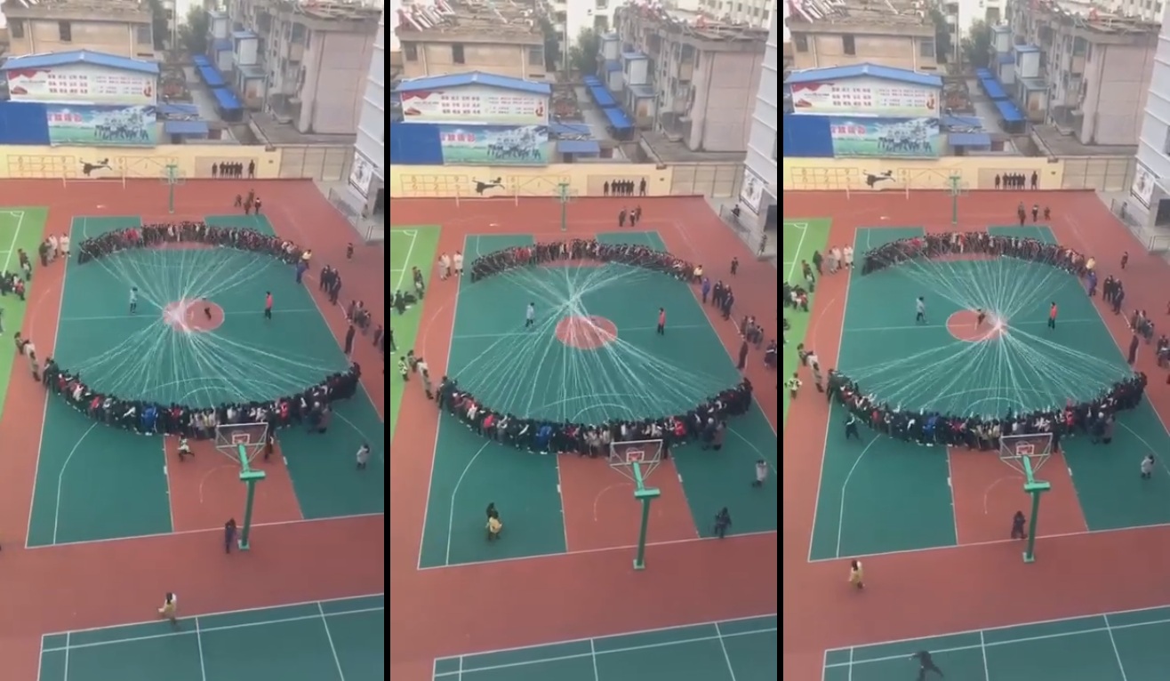 Des élèves chinois se réunissent pour balancer les cordes à sauter ensemble