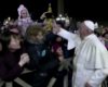 Le pape retire sa main d'une femme après l'avoir tiré vers elle