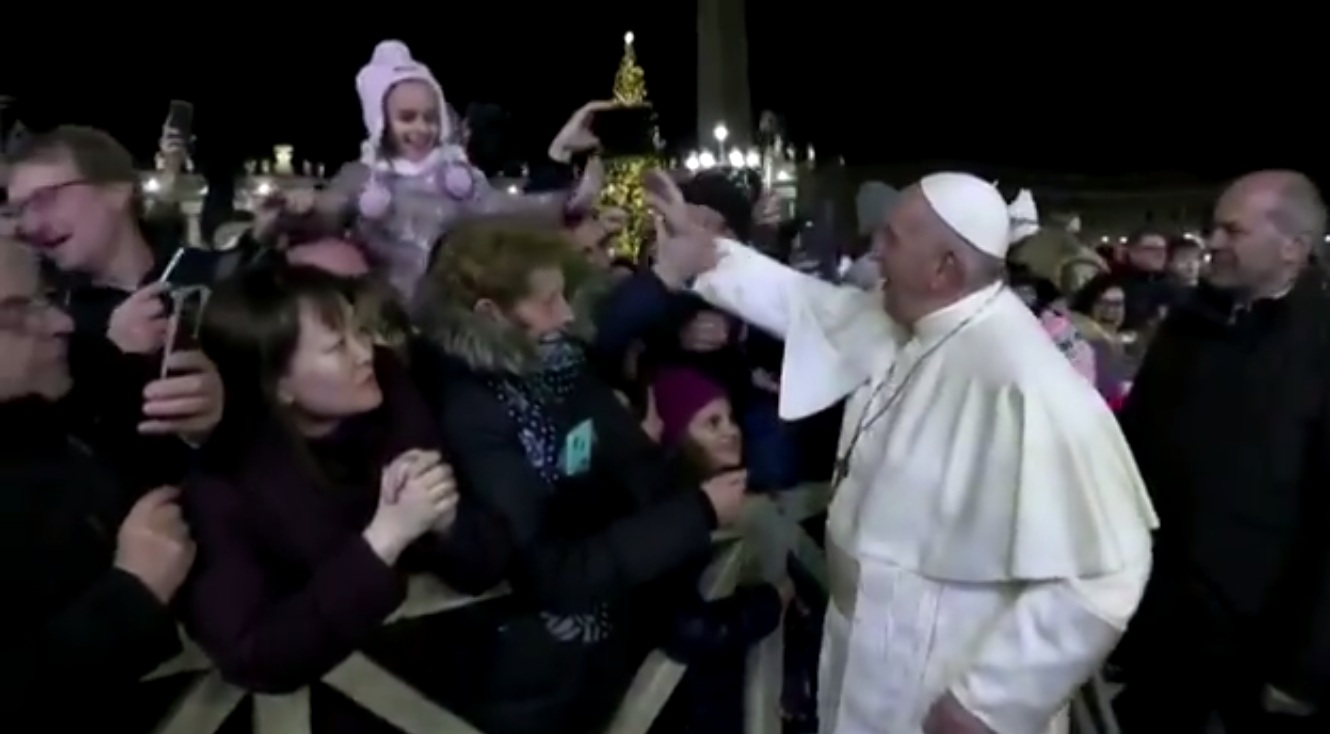 Le pape retire sa main d'une femme après l'avoir tiré vers elle