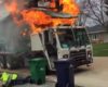 Un camion à ordures ménagères prend feu