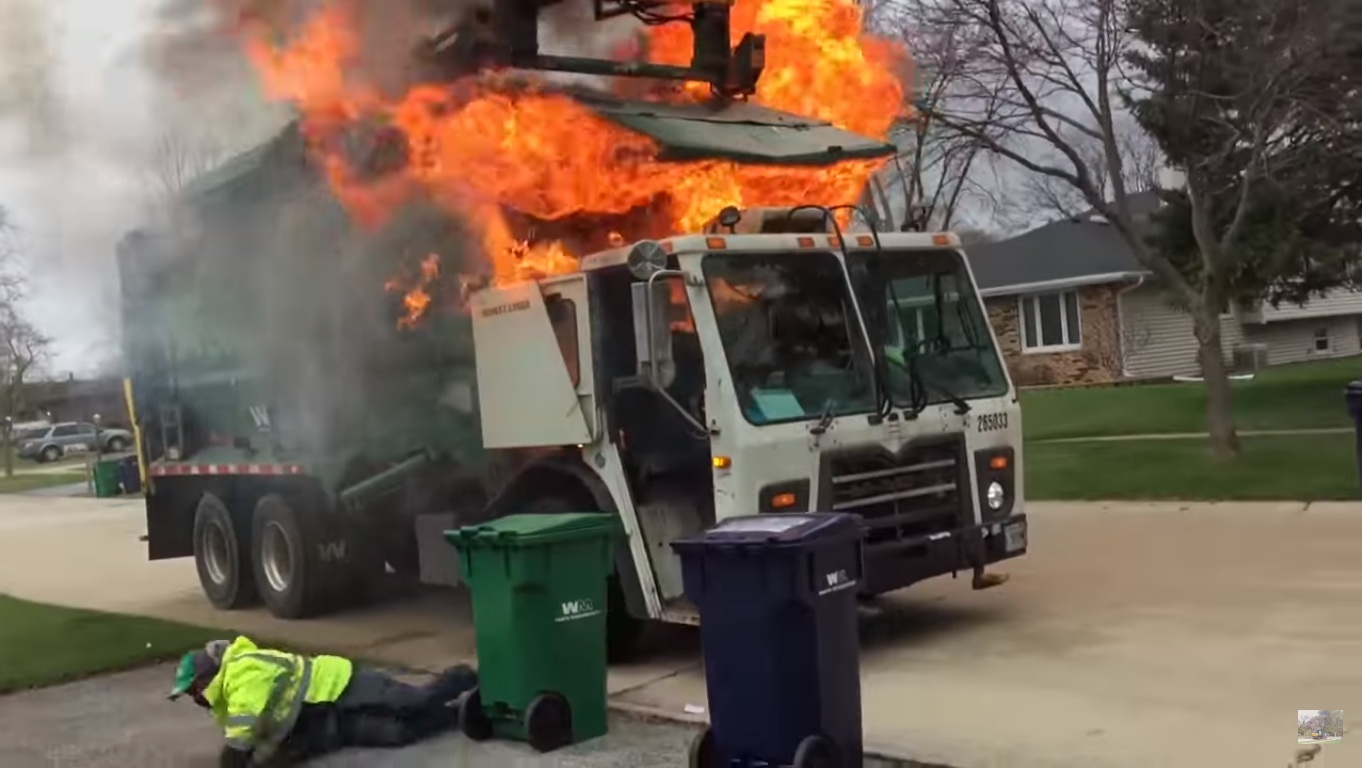 Un camion à ordures ménagères prend feu