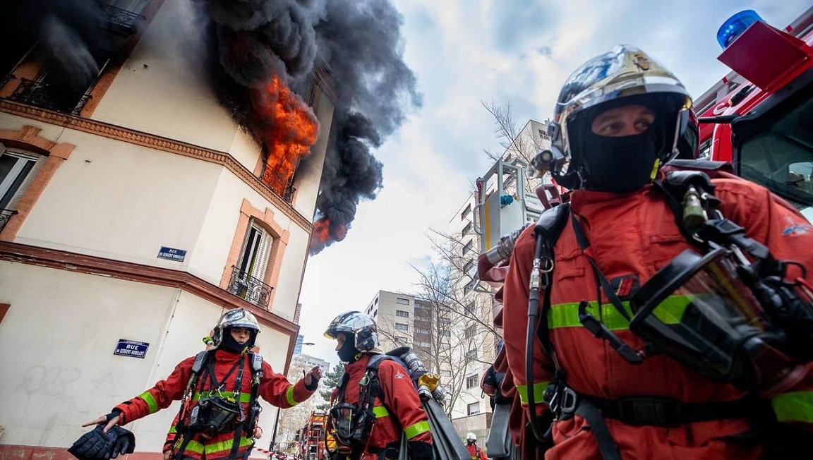 Courbevoie Les sapeurs-pompiers sauvent la vie d’une femme bloquée dans son appartement en feu