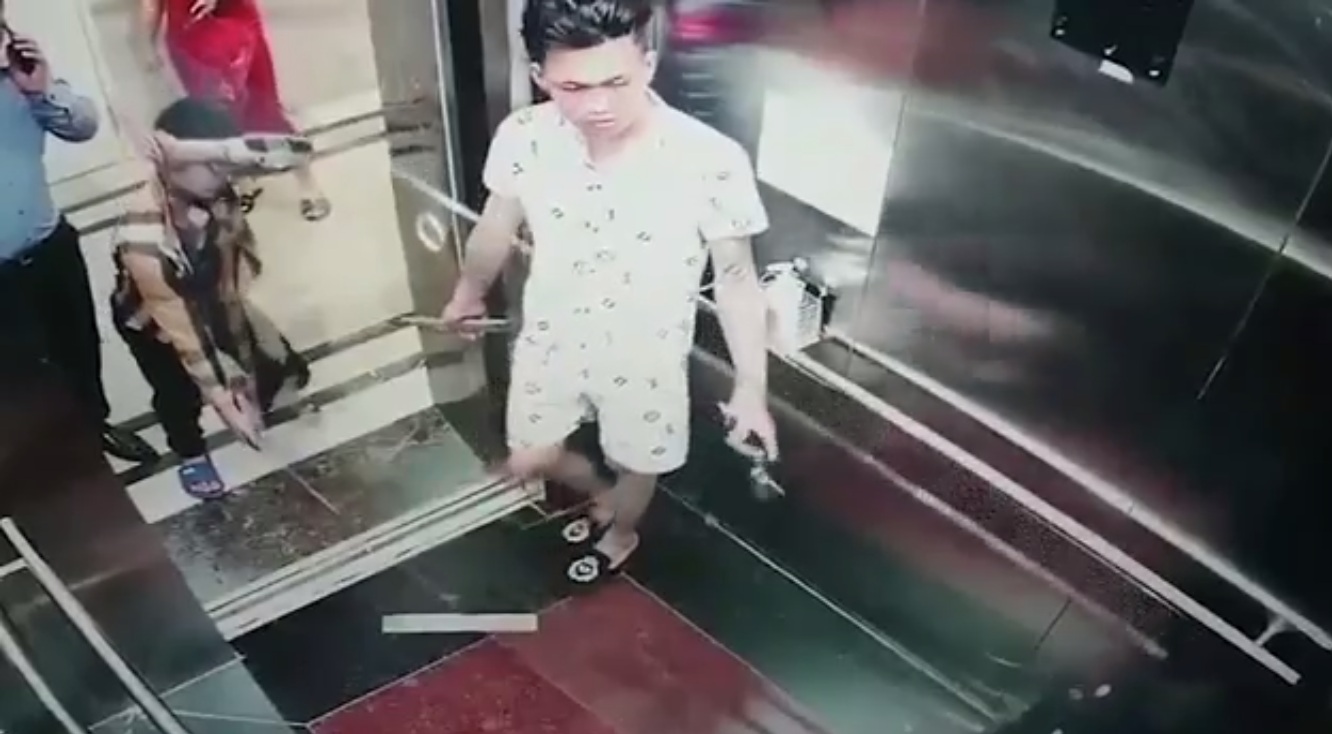 Ils utilisent l'ascenseur pour faire monter un panneau de verre
