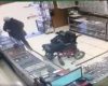 Un braqueur en fauteuil roulant vole une bijouterie