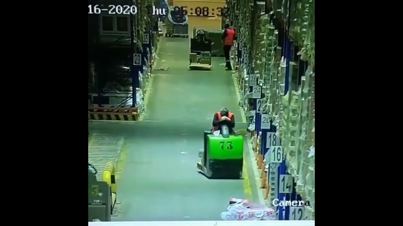 Un employé s'endort au volant et fait tomber les rayonnages d'entrepôt