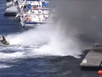 Il réussit à éteindre le feu dans un bateau avec sa motomarine