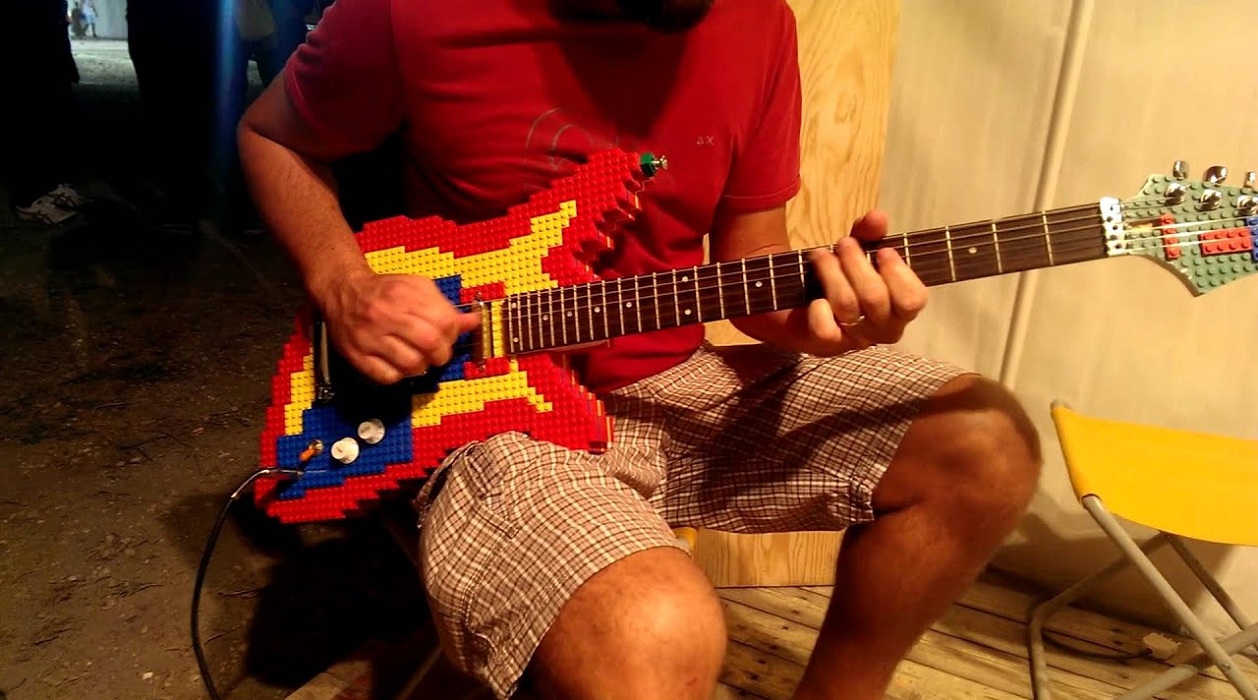 Une guitare en Lego qui fonctionne vraiment