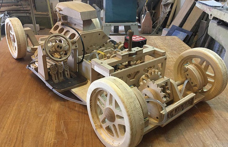 Il construit un modèle de voiture en bois entièrement fonctionnel