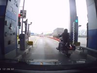 Un motard vole le paiement d'un automobiliste dans un péage