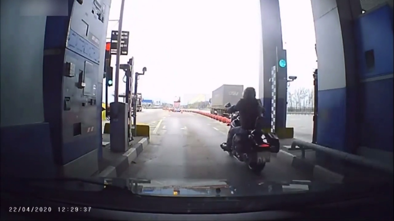 Un motard vole le paiement d'un automobiliste dans un péage