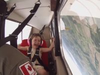 Un pilote canadien emmène sa fille dans un vol acrobatique en avion