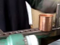 Il transforme une plaque de cuivre en une tasse