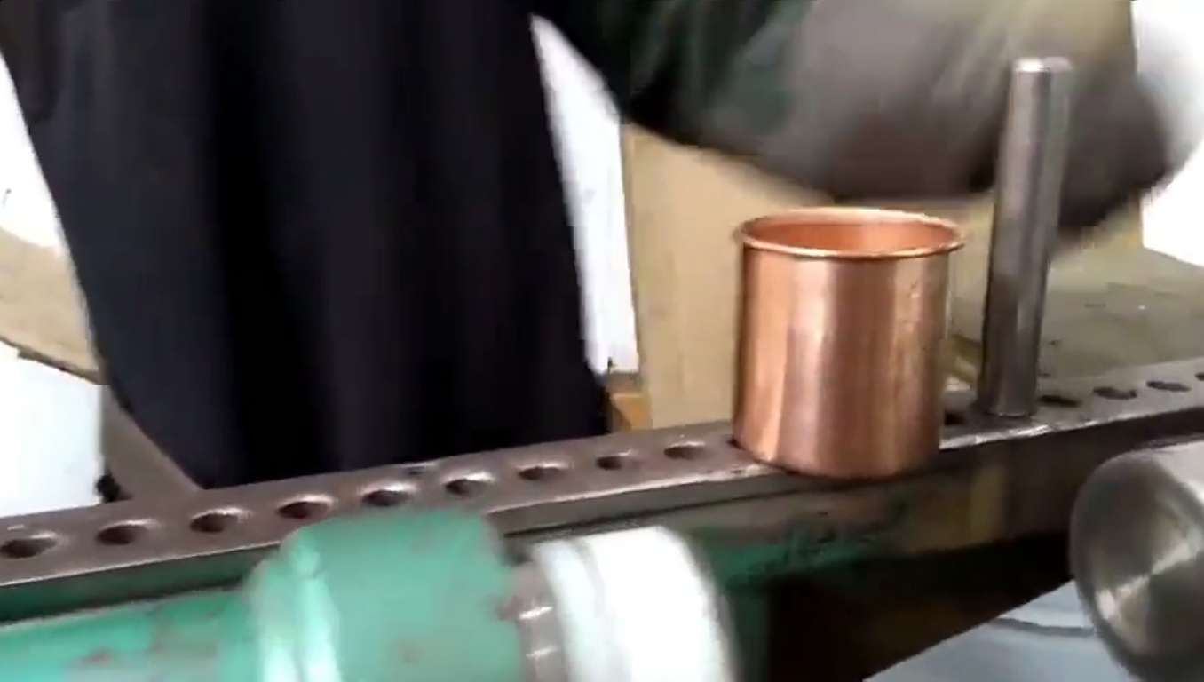 Il transforme une plaque de cuivre en une tasse