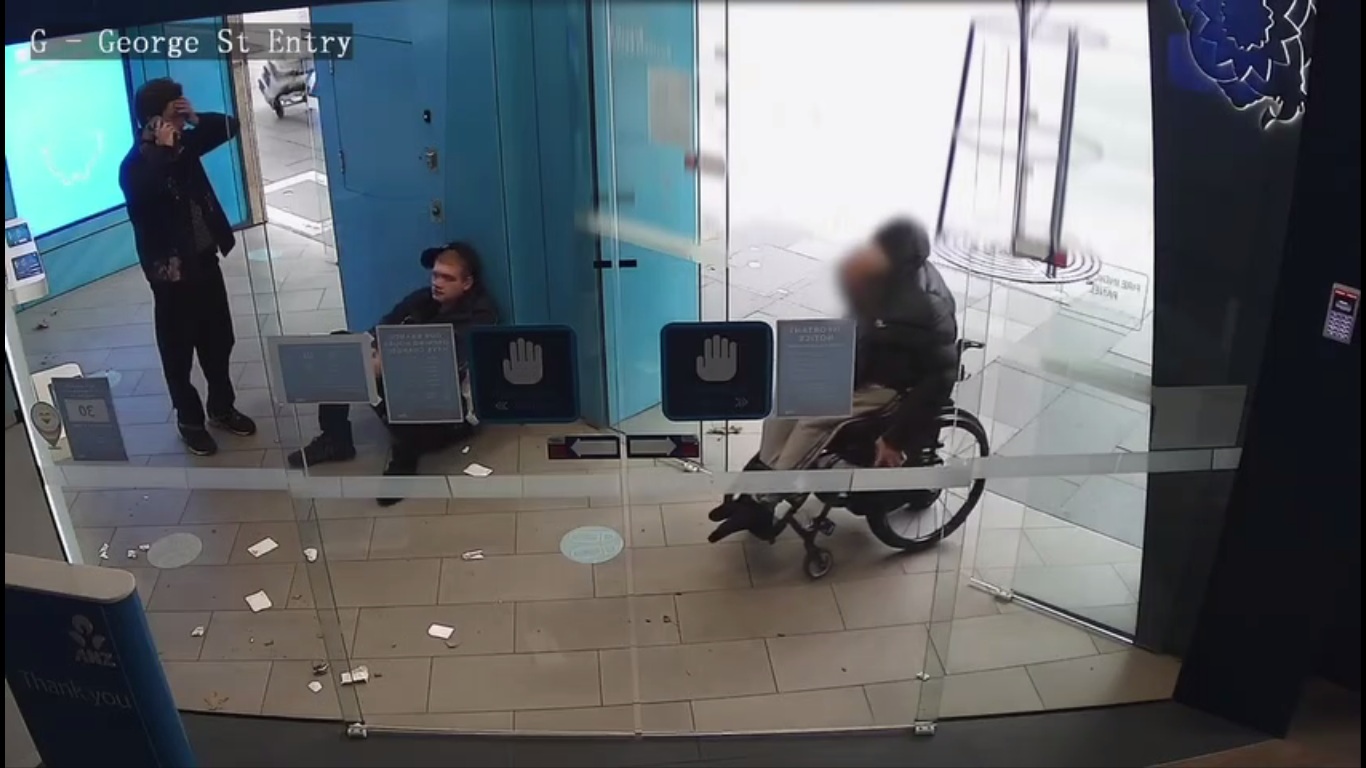 Ils volent un homme handicapé à un distributeur automatique de billets