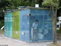 Toilettes publiques aux parois en verre qui deviennent opaques lorsqu'elles sont occupées
