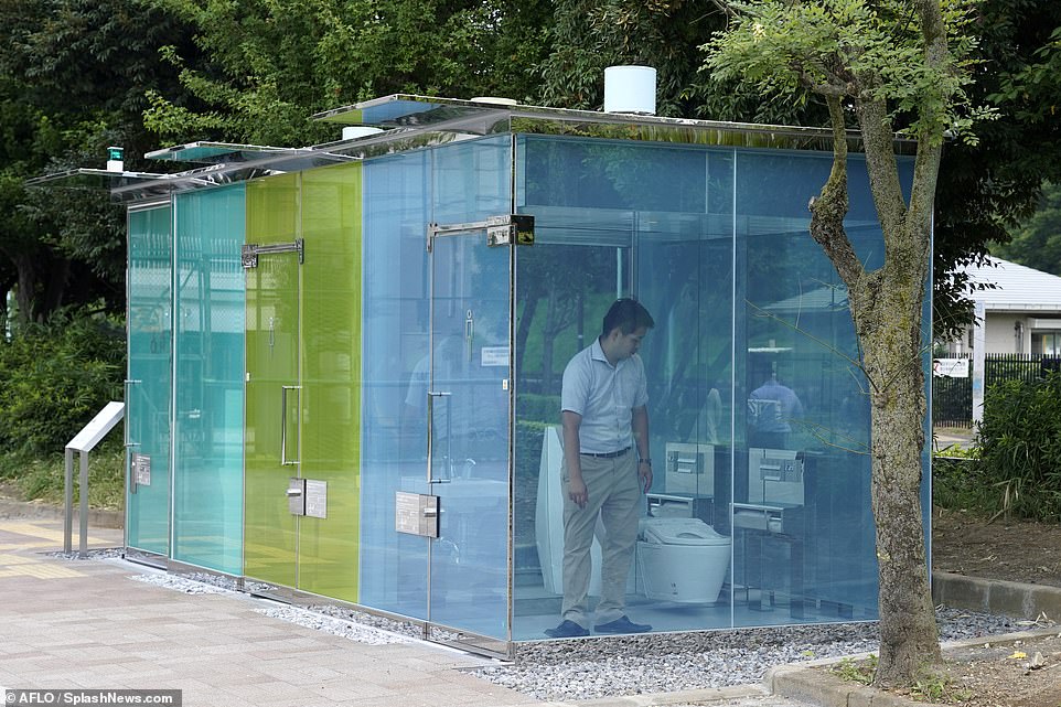 Toilettes publiques aux parois en verre qui deviennent opaques lorsqu'elles sont occupées