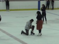 Il demande sa petite amie en mariage dans une patinoire