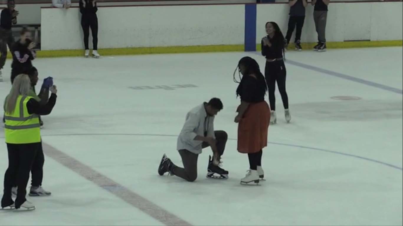 Il demande sa petite amie en mariage dans une patinoire