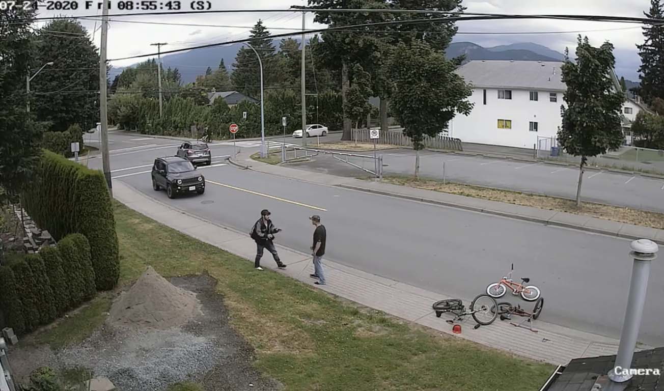 Un père affronte un voleur pour récupérer le vélo de son fils tout juste volé