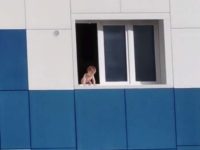 Un pompier sauve un enfant sur le rebord d'une fenêtre au 5ème étage