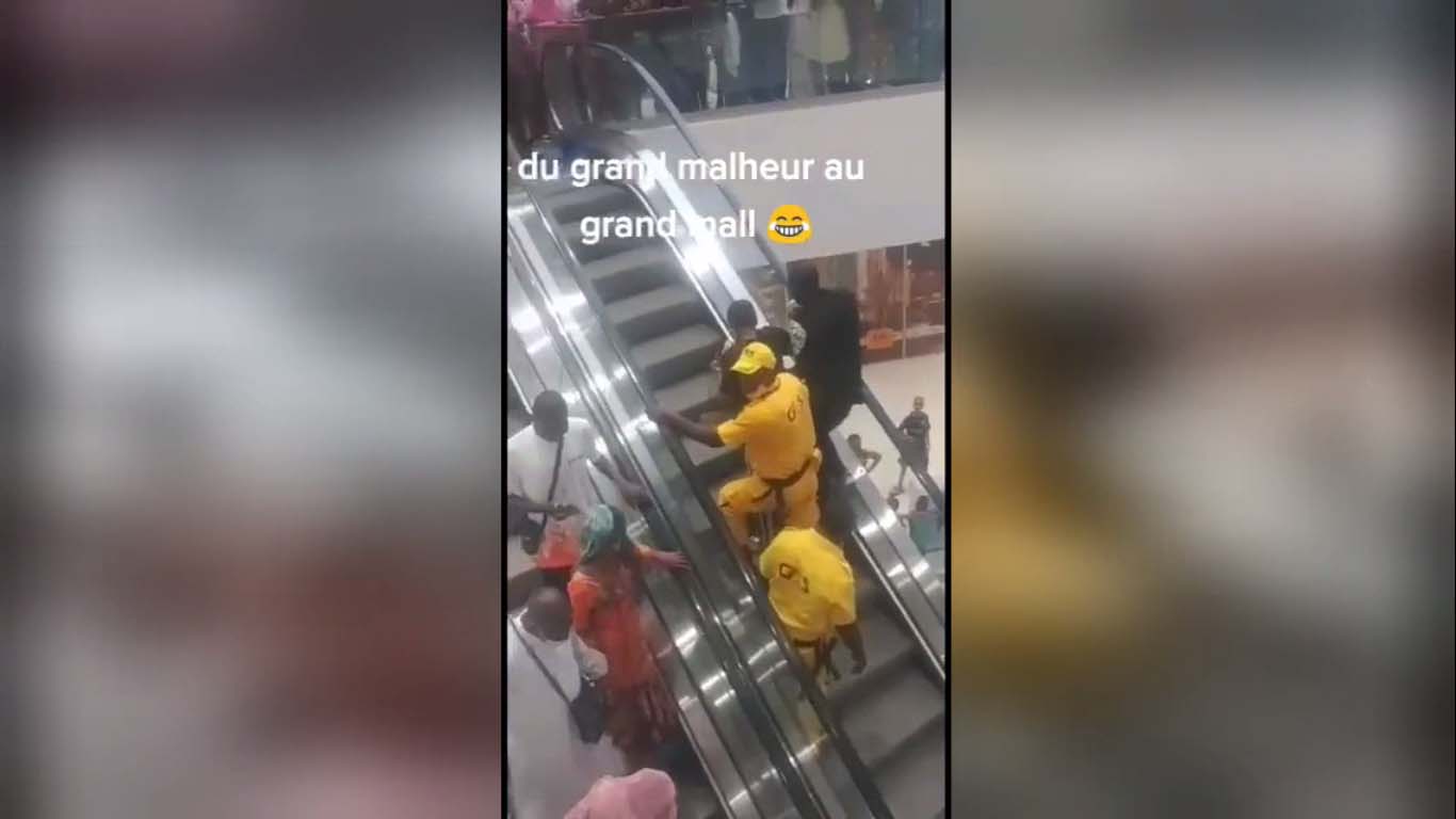 Les gens au Cameroun viennent de découvrir les escalators
