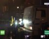 Un Gilet Jaune tente de faire barrage au canon à eau lors de la manifestation à Paris