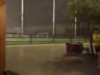 Les éclairs frappent un terrain de football alors que les joueurs se réfugient