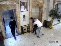 Deux hommes ivres tombent dans la cage d'un ascenseur