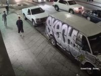 Un policier repère un voleur de bière à la sortie d'une supérette