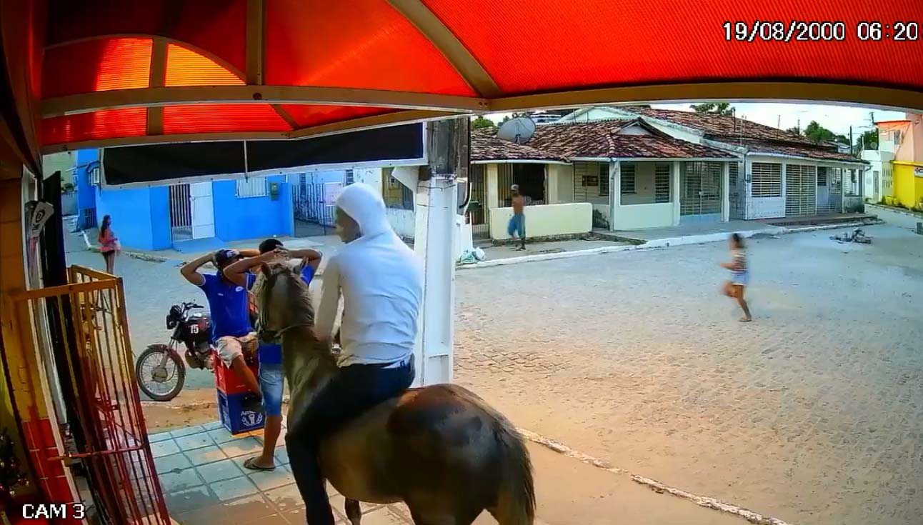 Des criminels utilisent un cheval pour baraquer une épicerie