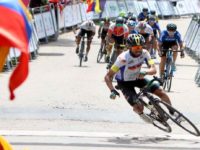 Un cycliste célèbre sa victoire et tombe à cause d'un ralentisseur !