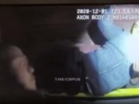 Un fugitif se cache de la police dans l'obscurité au dessus de leurs têtes