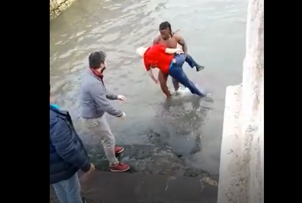Il se jette sans hésiter dans le fleuve pour sauver un homme de la noyade