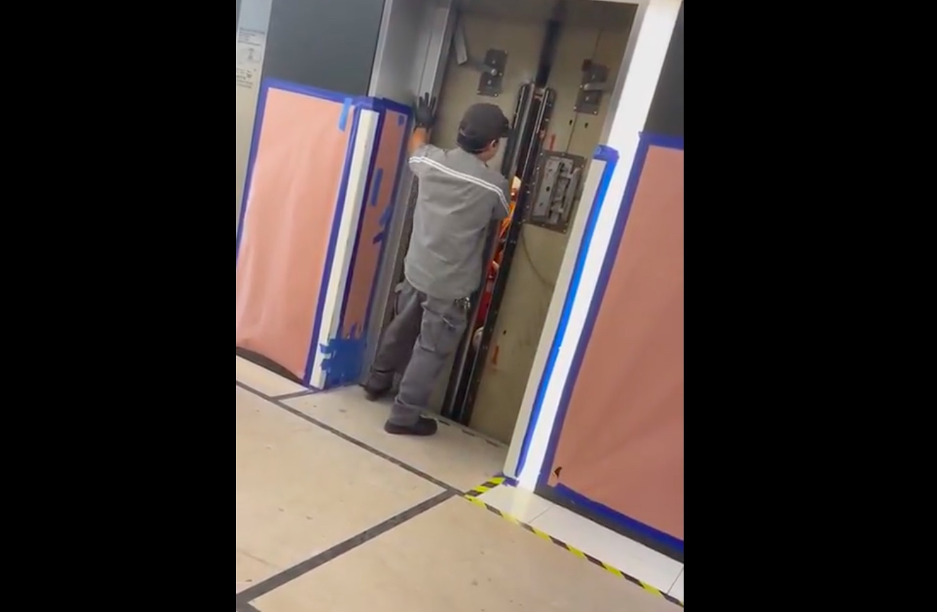 Le technicien découvre la cause du blocage de l'ascenseur