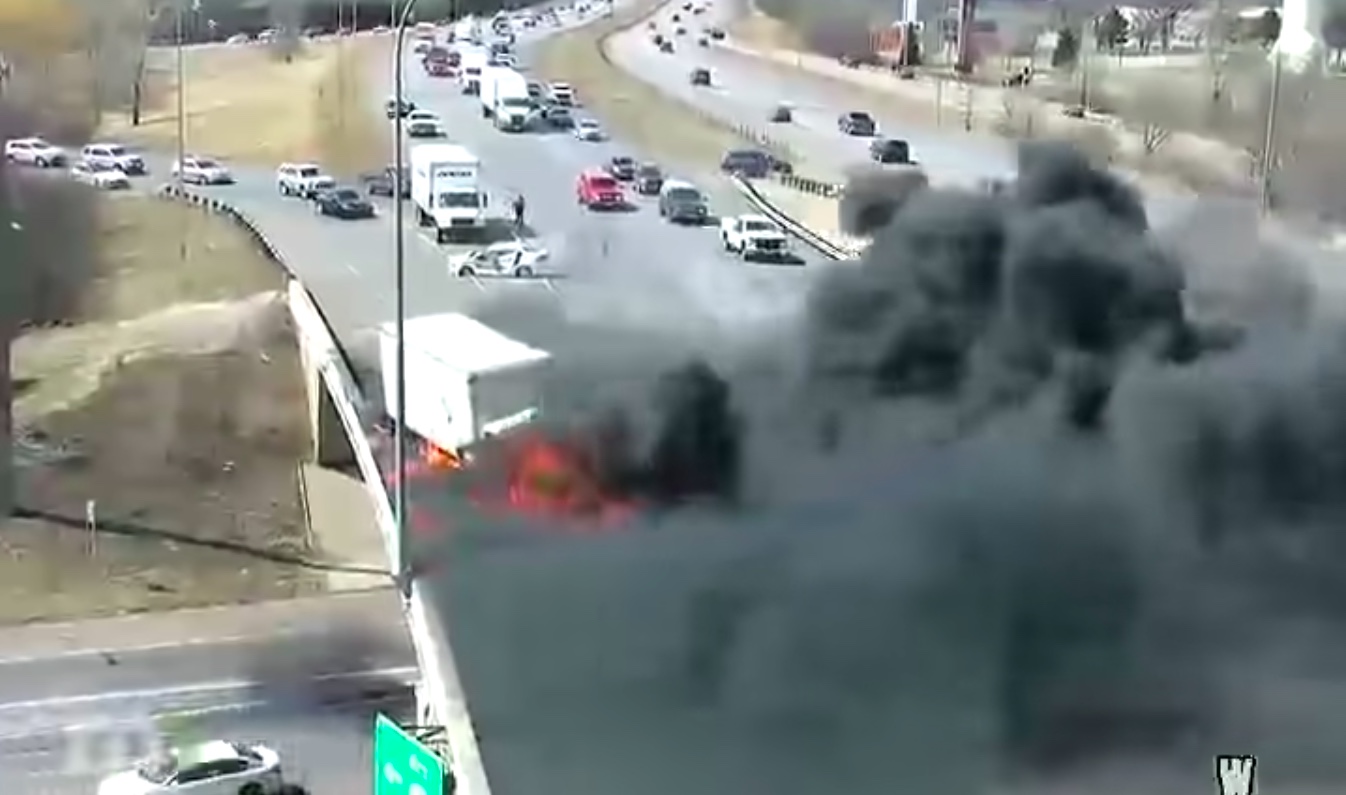 Un camion explose immédiatement après un accident