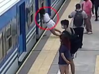 Une femme s'évanouit et tombe sous un métro en mouvement et survit miraculeusement