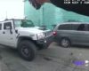 La police a du mal à arrêter une femme qui conduit un Hummer