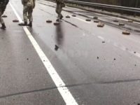 soldats ukrainiens dégagent mines antichars