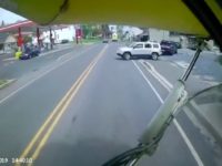 Un automobiliste s'engage sur la route sans regarder l'arrivée d’un camion bétonnière