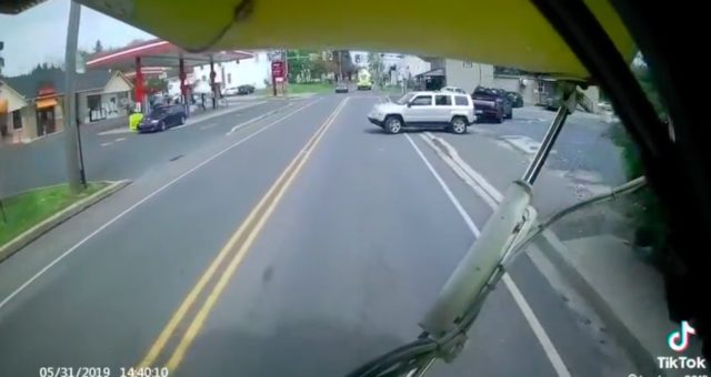 Un automobiliste s'engage sur la route sans regarder l'arrivée d’un camion bétonnière