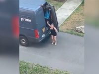 Une femme sort d'un camion Amazon