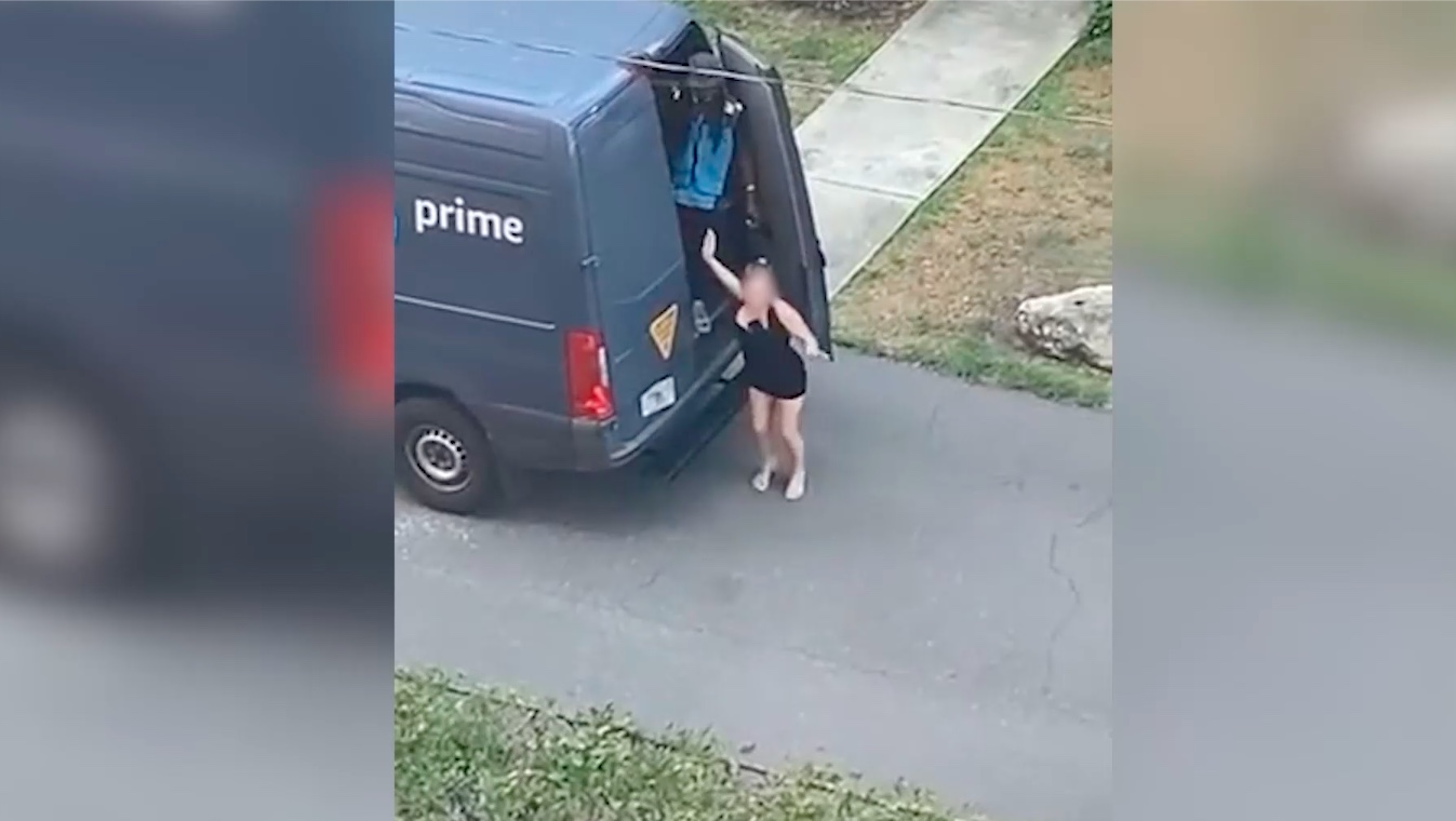 Une femme sort d'un camion Amazon
