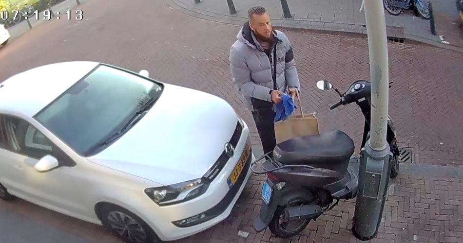 Un homme se trompe et jette les clefs de son scooter dans le coffre sous la selle