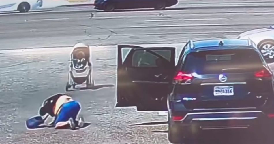 Une mère tombe plusieurs fois en essayant de rattraper sa poussette qui s'échappe vers une route