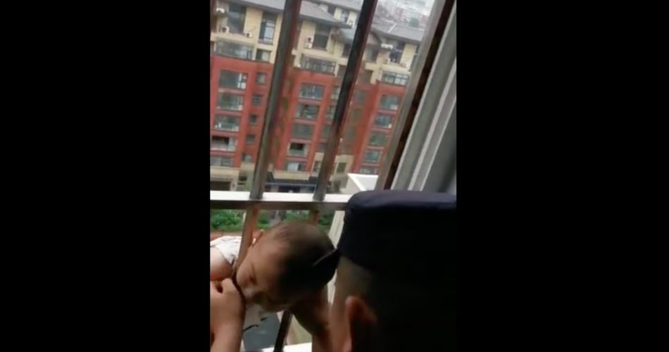 Ils sauvent un bébé dont la tête était coincée dans les barreaux d'un balcon et le corps pendait dans les airs